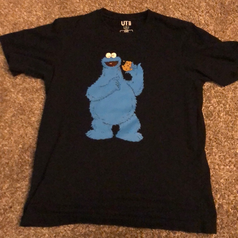 Kaws x uniqlo Cookie Monster tee